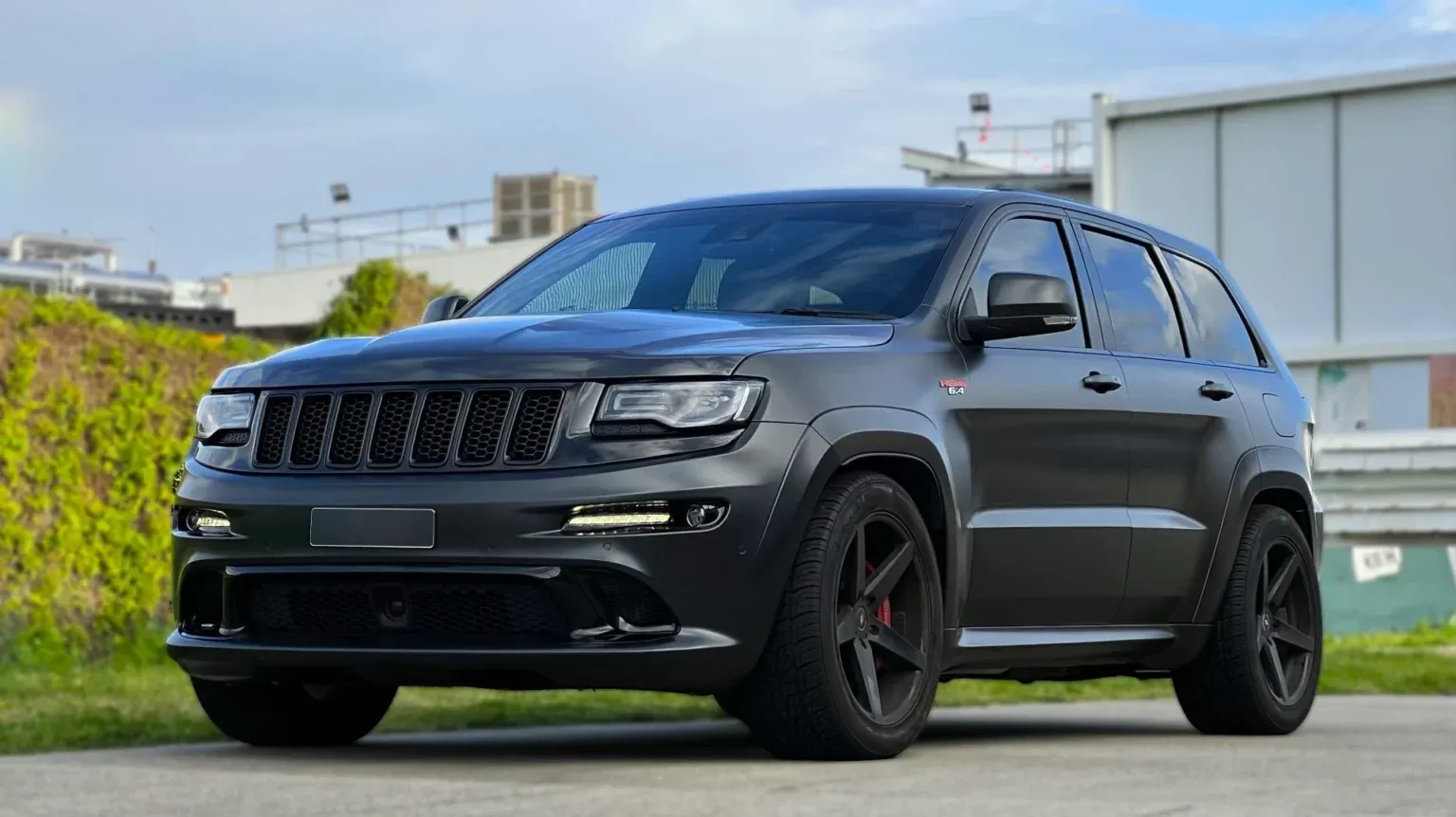 Jeep SRT8 in Avery Black Rock Grey